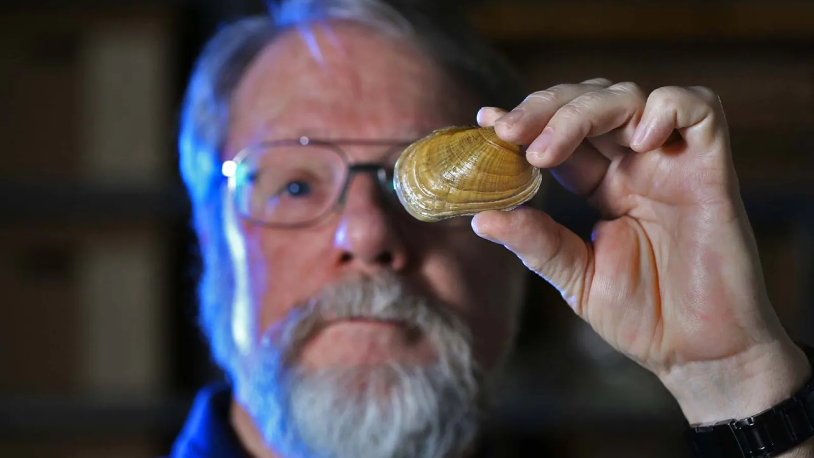 Tom Watters with freshwater mussel (Columbus Dispatch)