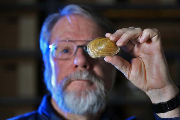 Tom Watters with freshwater mussel (Columbus Dispatch)